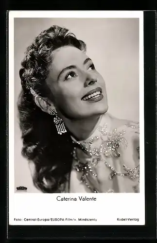 AK Musikerin Caterina Valente lächelt in Ball im Savoy