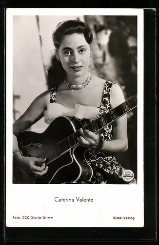 AK Sängerin Caterina Valente mit Gitarre