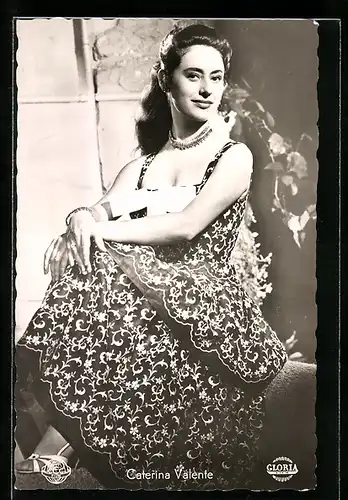 AK Schauspielerin Caterina Valente in Kleid posierend