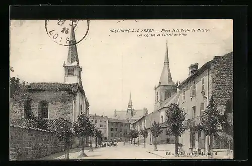 AK Craponne-sur-Arzon, Place de la Croix de Mission, Les Eglises et l`Hotel de Ville
