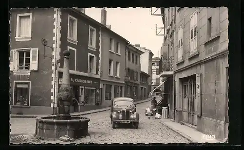 AK Craponne-sur-Arzon, Fontaine et Place Bardon, Rue du Commerce