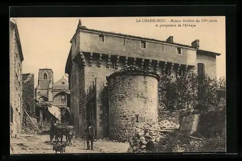 AK La Chaise-Dieu, Maison fortifiée du XVe siècle et perspective de l`Abbaye