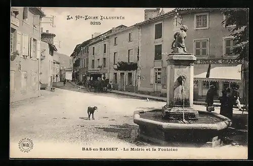 AK Bas-en-Basset, La Mairie et la Fontaine