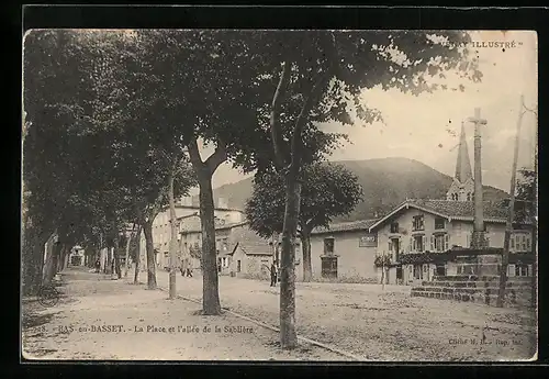 AK Bas-en-Basset, La Place et l`allée de la Sablière
