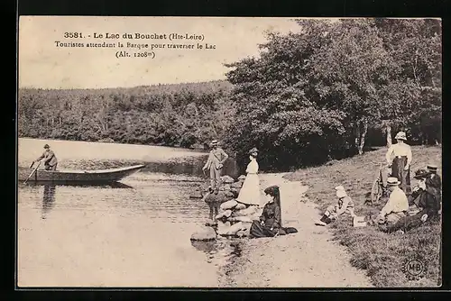AK Le Lac du Bouchet, Touristes attendant la Barque pour traverser le Lac
