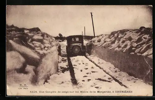 AK Sistrières, verschneite Strasse mit Automobil