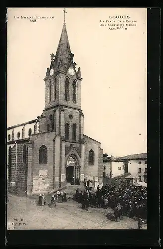 AK Loudes, La Place de L`Eglise, Une Sortie de Messe