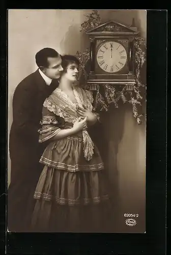 Foto-AK Amag Nr. 62054 /2: Liebespaar vor einer Wanduhr