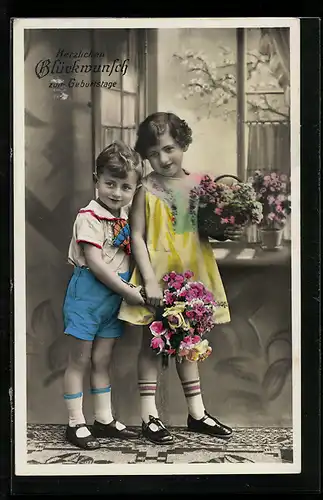 Foto-AK Amag Nr. 66326 /2: Herzige Geburtstagsgratulanten mit Blumensträussen