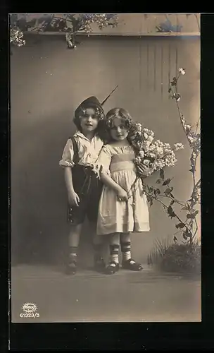 Foto-AK Amag Nr. 61323 /3: Kleines Paar mit Blumenstrauss