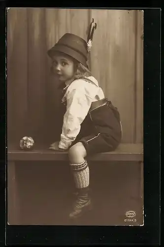 Foto-AK Amag Nr. 61644 /5: Kleiner Bayer in Lederhosen auf einer Bank