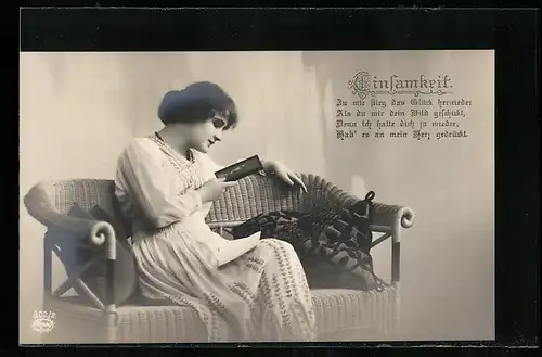 Foto-AK Amag Nr. 802 /2: Einsamkeit, Schönheit betrachtet ein Foto ihres Liebsten