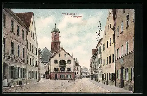 AK Weilheim, Partie in der Strasse Herrengasse mit Kirchturm
