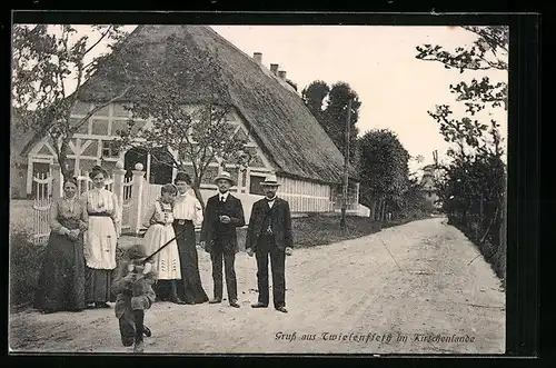 AK Twielenfleth im Kirschenlande, Strassenpartie mit Bauernhaus und Anwohnern