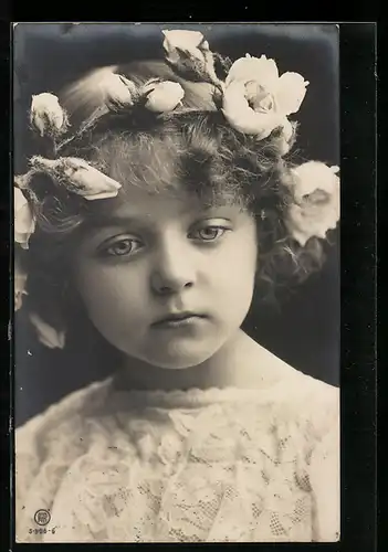 Foto-AK RPH NR 906 /6: Mädchen mit Blumenkranz im Haar