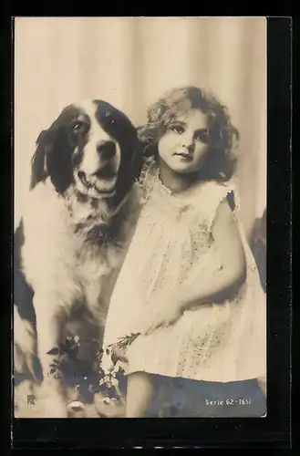 Künstler-AK Kleines Mädchen im Kleidchen mit grossem Bernhardiner