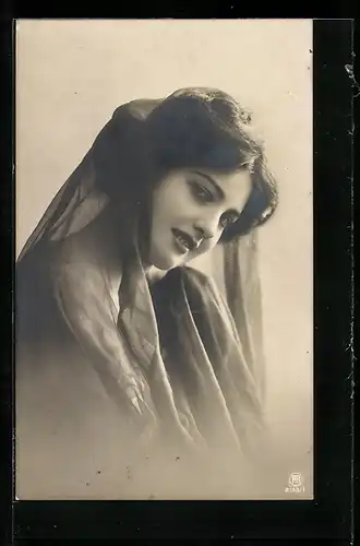 Foto-AK RPH Nr. 2153 /1: Dame mit Tuch