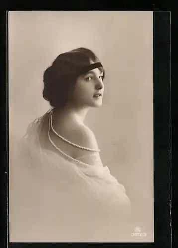 Foto-AK RPH Nr. 3872 /3: Dame mit Perlenkette