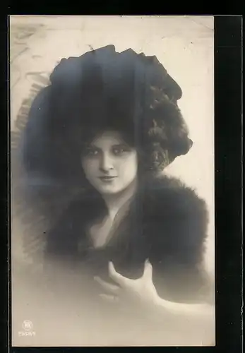 Foto-AK RPH Nr. 2356 /4: Dame mit Stola und Hut