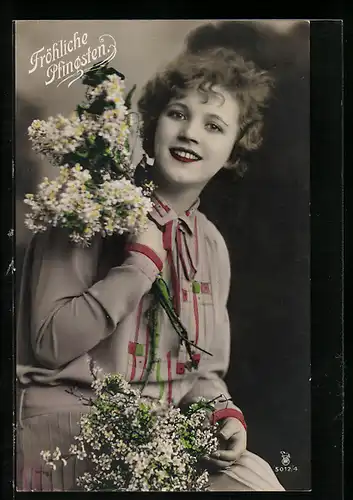 Foto-AK RPH Nr. 5012 /4: Dame mit Blumen zu Pfingsten