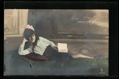 Foto-AK RPH Nr. 4312 /1: Ein süsser Käfer, Dame liest ein Buch