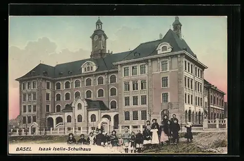 AK Basel, Isaak Iselin-Schulhaus mit Schülern auf dem Vorplatz