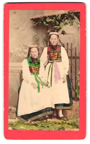 Fotografie W. Hornung, Tübingen, Mädchen tragen Tübinger Tracht, koloriert