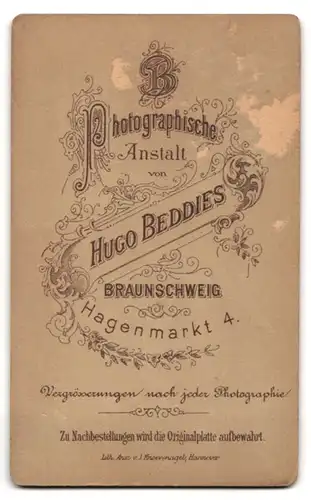 Fotografie Hugo Beddies, Braunschweig, Portrait Kleinwüchsige Frau im Sonntagskleid