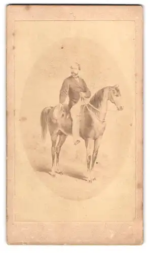 Fotografie Editeur Palme, Paris, Portrait König Georg V. von Hannover zu Pferd
