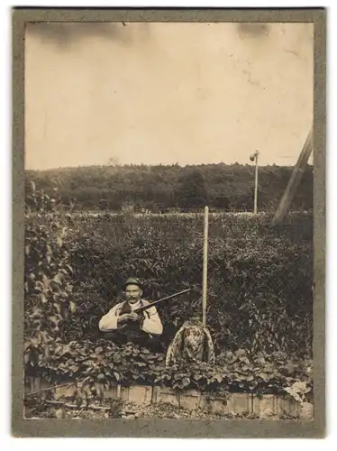 Fotografie Jäger mit Gewehr und erlegtem Kautz / Eule