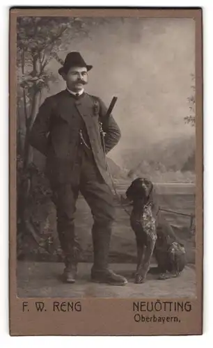 Fotografie F. W. Reng, Neuötting / Oberbayern, Jäger mit Gewehr und Jagdhund / Spürhund