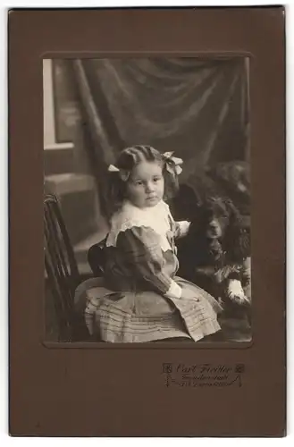 Fotografie Carl Fiedler, Freudenstadt, Mädchen nebst Hund Cocker Spaniel