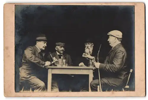 Fotografie Herren beim Kartenspiel - Skat in einem Gasthaus