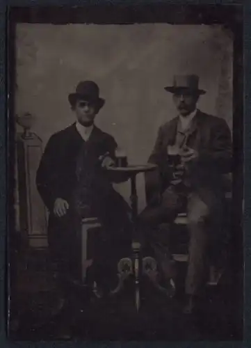 Fotografie Ferrotypie junge Herren im feinen Zwirn mit Bierkrug wie in einem Gasthaus