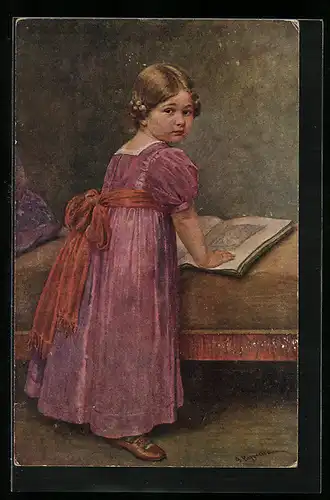 Künstler-AK sign. G. Papperitz: Mädchen im Nachtkleid mit Fotoalbum