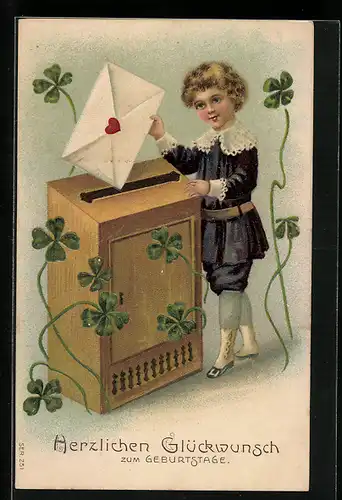 AK Junge steckt Brief in Briefkasten mit Glücksklee