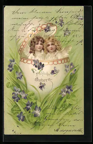 Künstler-AK Osterengel blicken aus einem Ei auf die Wiese