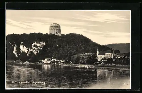 AK Regensburg, Befreiungshalle, vom Wasser aus gesehen