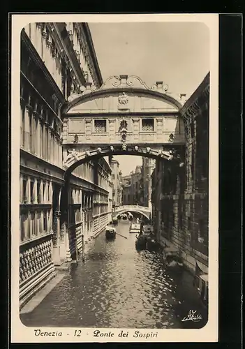 AK Venezia, Ponte dei Sospiri, Gondeln unter der Seufzerbrücke