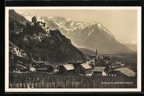 AK Vaduz, Ortsansicht mit Berggipfel