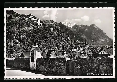 AK Vaduz, Ortsansicht mit Bergen
