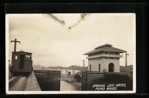 AK Pedro Miguel, Opening Lock Gates