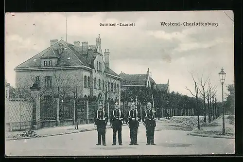 AK Berlin-Westend-Charlottenburg, Soldaten vor dem Garnison-Lazarett