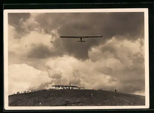 AK Segelflugwettbewerb auf der Wasserkuppe, Segelflugzeug Karlsruhe über der Kuppe