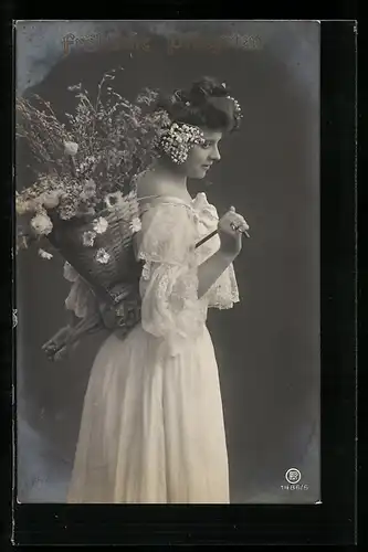 Foto-AK RPH Nr. 1486 /5: Fräulein mit Blumenkiepe, Pfingstgruss