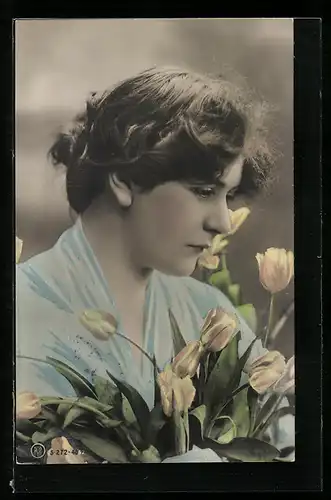 Foto-AK RPH Nr. S-272-4862: Junge Frau mit Tulpen