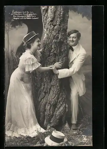 Foto-AK RPH NR 2295 /4: Ein Mann und eine Frau halten einen Baumstamm umfangen