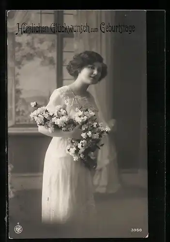 Foto-AK NPG Nr.3368: Hübsche Frau im weissen Kleid mit Blumen