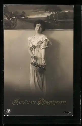 Foto-AK NPG Nr.237 /3: Hübsche Frau mit Blumenkörbchen