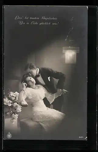 Foto-AK NPG Nr.3454: Verliebtes Paar in trautem Ampelschein